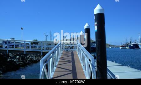 Pontile galleggiante. Pilastri o palificazioni accanto a una rampa a piedi o pontile sul mare Foto Stock
