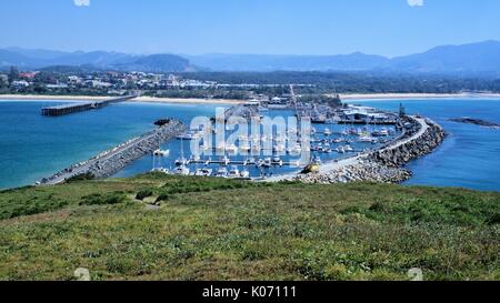Vista panoramica della spiaggia del molo, Coffs harbour marina internazionale, blu oceano acqua e cielo blu in Coffs Harbour Australia Foto Stock