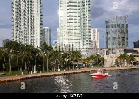 Ingresso di Miami dal fiume Yacht Club con la barca passando Foto Stock