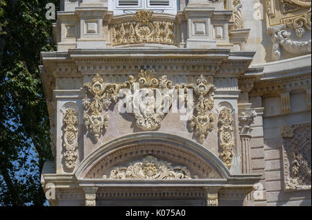 Elementi decorativi su Palazzo Dolmabahce. Dettagli architettonici sulla storica facciata di edificio Foto Stock