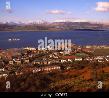 Inverno vista dalla collina Lyall attraverso Greenock e del Firth of Clyde verso Rhu distanti, Renfrewshire Foto Stock