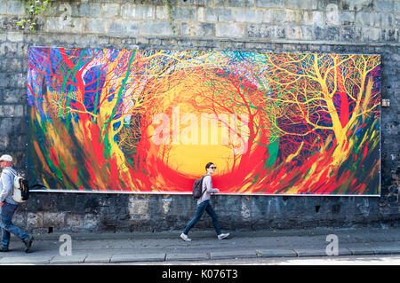 Arte di strada su Walcot Street, bagno,Somerset, Regno Unito. La gente a piedi passato il nuovo lavoro 'Nether' di Stanley Donwood Foto Stock