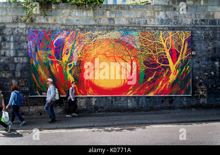 Arte di strada su Walcot Street, bagno,Somerset, Regno Unito. La gente a piedi passato il nuovo lavoro 'Nether' di Stanley Donwood Foto Stock