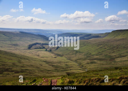 Guardando fuori dal Cribyn oltre la parte superiore del serbatoio Neuadd nel Parco Nazionale di Brecon Beacons Foto Stock