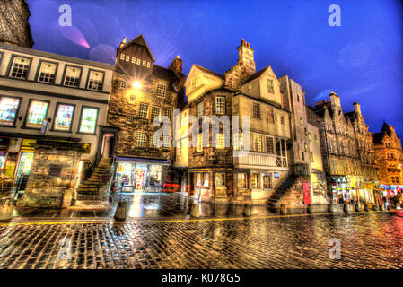 Città di Edimburgo in Scozia. pittoresca vista notturna di John Knox's house sulla Royal Mile High street. Foto Stock