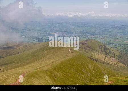 La vista dalla cima del Pen y Fan guardando verso la città di Brecon in Galles del Sud, Regno Unito Foto Stock