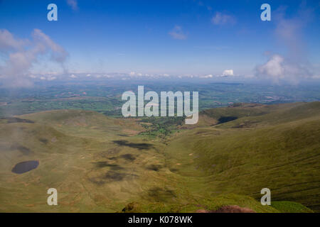 La vista dalla cima del Pen y Fan guardando verso la città di Brecon in Galles del Sud, Regno Unito Foto Stock