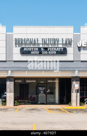 La parte anteriore esterna dell'ufficio di una procura lesioni personali anche specializzato in immigrazione, divorzio, difesa penale in Norman, Oklahoma, Stati Uniti d'America. Foto Stock