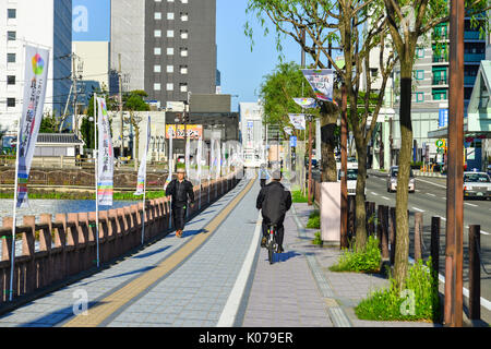 Akita, Giappone - 17 maggio 2017. La gente a piedi sulla strada presso il centro cittadino di Akita, Giappone. Akita è una prefettura di grandi dimensioni al Mare del Giappone costa nel nord Foto Stock