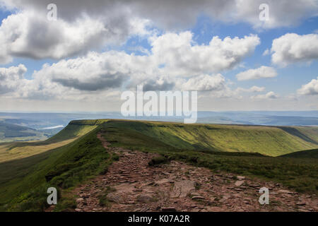 A piedi la cresta a piedi verso il basso dai vertici della ventola grande y, mais du, Pen y la ventola e Cribyn in Brecon Beacons, South Wales UK Foto Stock