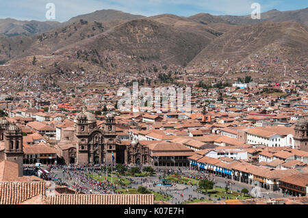 Una vista su Plaza de Armas, il centro storico di Cusco e sulle montagne circostanti coperte di iscrizioni, Perù. Foto Stock