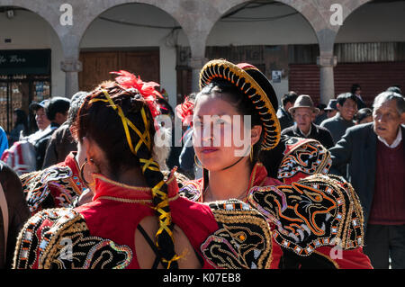 Ballerini tradizionali di usura, riccamente costumi ricamati durante la celebrazione del Corpus Christi, Cusco, Perù. Foto Stock