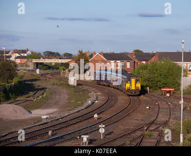 Rampa settentrionale sprinter & Pacer treno arrivare a Southport con il 1704 Chester - Southport Foto Stock