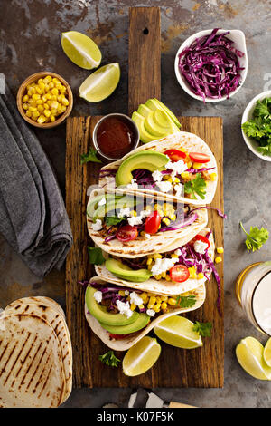 Tirate la carne di maiale tacos con cavolo rosso e avocado Foto Stock