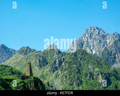 Guardare la medievale torre nel villaggio di Sn (Sno castello), Kazbegi regione, Georgia Foto Stock