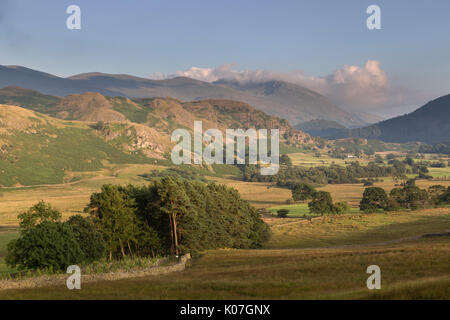 Guarda se dal Castello Rigg cerchio di pietra, con la valle del Naddle Beck in primo piano, Alta Rigg, e Helvellyn - protetto in nuvole - al di là di Foto Stock