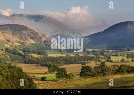 Guarda se dal Castello Rigg cerchio di pietra, con la valle del Naddle Beck in primo piano, Alta Rigg, e Helvellyn - protetto in nuvole - al di là di Foto Stock