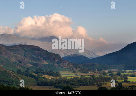 Guarda se dal Castello Rigg cerchio di pietra, con la valle del Naddle Beck in primo piano, Alta Rigg, e Helvellyn - protetto in nuvole - al di là di Foto Stock