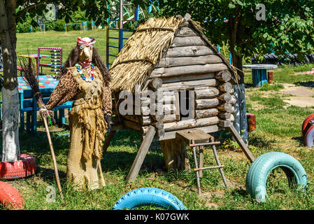 Lipetsk, Russia - August 14.2017. Carattere da favola - Baba Yaga e una capanna sul parco giochi Foto Stock