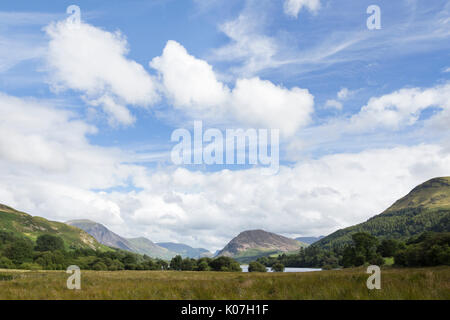 La vista da nord-ovest di Loweswater nel distretto del lago, Cumbria, Inghilterra. Grasmoor, Mellbreak e altre montagne sono al di là del lago Foto Stock