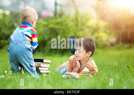 A sette anni di età bambino la lettura di un libro Foto Stock