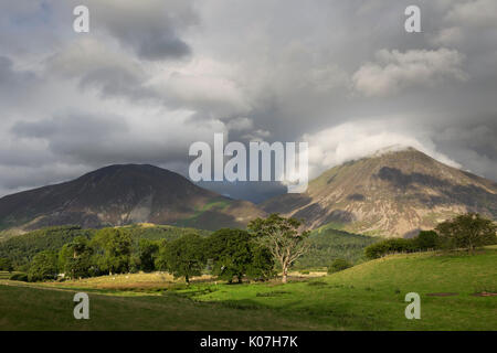 Nuvole appendere su Grasmoor e testa Hopegill, accanto Crummock acqua nel distretto del lago. (Guardando dall'occidente, dal vicino alla Kirkstile Inn) Foto Stock