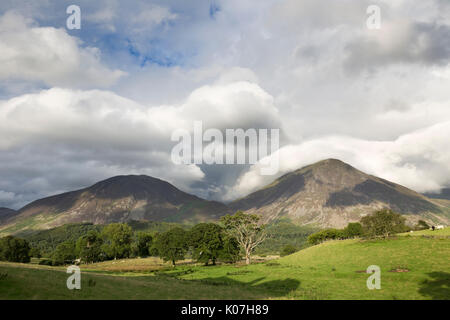 Nuvole appendere su Grasmoor e testa Hopegill, accanto Crummock acqua nel distretto del lago. (Guardando dall'occidente, dal vicino alla Kirkstile Inn) Foto Stock