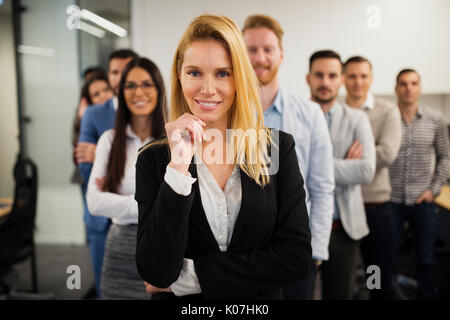 Business donna con aspetto positivo e allegro sorriso in posa per la fotocamera Foto Stock
