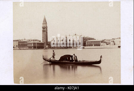 Venezia, Italia - Gondola coperta con vista sul Palazzo Ducale Foto Stock