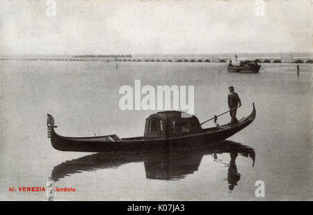 Venezia, Italia - Gondola coperta e Ponte ferroviario Foto Stock