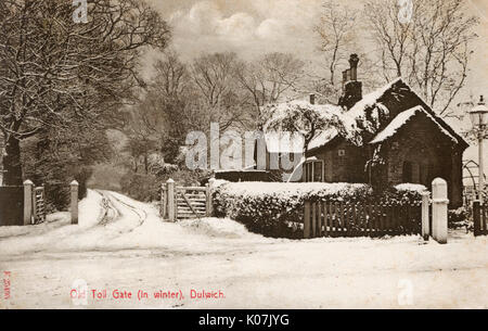 Il vecchio Toll Gate in inverno - Dulwich, Londra. London Last Toll Gate. Impostare nei dintorni silvestri, al College Road, Dulwich, Londra Sud, è di proprietà di Dulwich College ed è ancora oggi in funzione (2017). Data: 1906 Foto Stock