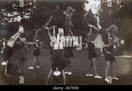 Studentesse che praticano la ginnastica Foto Stock