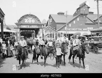 Pony per bambini al parco divertimenti Coney Island Foto Stock