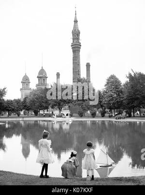 I bambini navigano in barche giocattolo al Water Works Park di Detroit, M Foto Stock