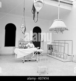 Medico operante su un paziente in sala operatoria in Brooklyn Navy Yard Hospital di New York City, Stati Uniti d'America Data: 1901 Foto Stock