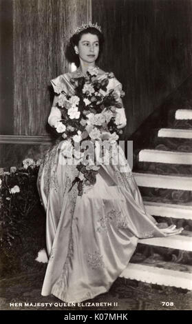 HRH Queen Elizabeth II (1926-)- con grandi bouquet di fiori. Data: circa 1955 Foto Stock