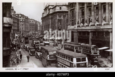 Vista su Regent Street, Londra, con traffico intenso Foto Stock