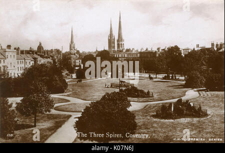 Coventry, Warwickshire è conosciuta come "la città delle tre guglie' - Chiesa della Santa Trinità (sinistra), la parrocchia di San Michele Cattedrale (centro) e la Chiesa di Cristo (Greyfriars) (a destra). Data: circa 1910s Foto Stock