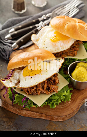 Tirate la carne di maiale panini colazione con uovo fritto Foto Stock