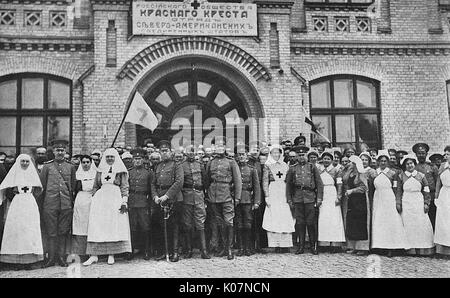 Il dottor Edward H Egbert, American chirurgo e il suo staff, al di fuori di una croce rossa ospedale in Russia durante la Prima Guerra Mondiale. Egbert fu il capo chirurgo della Croce Rossa Americana ospedale di Kiev. Data: circa 1917 Foto Stock