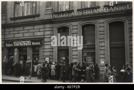 Persone al di fuori della Banca anglo-austriaca, Vienna, Austria Foto Stock