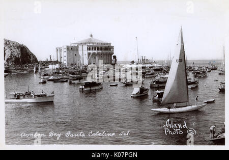 Avalon Bay con Casino edificio e marina con navi, Casino punto, Isola di Santa Catalina, California, Stati Uniti d'America. Data: circa 1930s Foto Stock