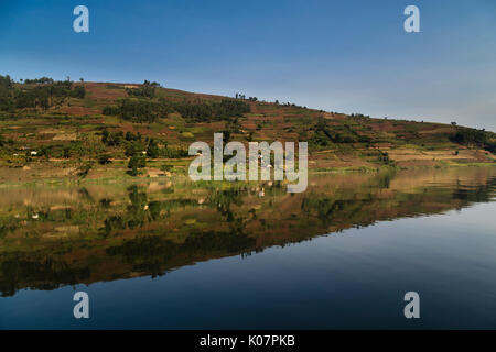 Colline riflettendo sull'acqua, il lago Bunyonyi e, Uganda Foto Stock