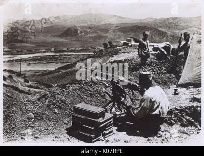 Rif Guerra - franco-marocchino Mitragliatrice post nei monti Atlante, Marocco. Il Rif guerra era un conflitto armato combattuto durante la prima metà degli anni venti tra la potenza coloniale spagna (successivamente unite dalla Francia) e tribù berbere del RIF regione montagnosa, guidato da Abd el-Krim. Dopo la Francia è entrata in conflitto (che fornisce una buona data per questa fotografia) e i principali lo sbarco di truppe spagnole a Al Hoceima, Abd el-Krim si arrese ai francesi e fu preso in esilio. Data: circa 1925 Foto Stock