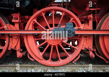 Red ruota, ruota motrice e asta di propulsione, storico motore di vapore 50245, Triberg stazione ferroviaria, Triberg, Foresta Nera Foto Stock
