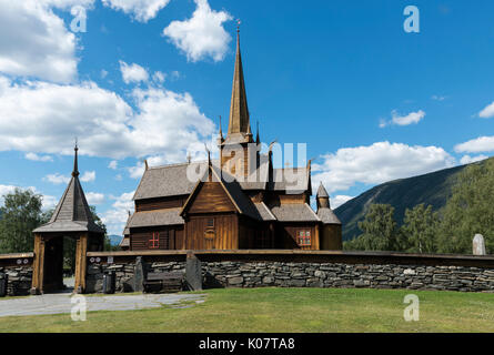 La Lom doga chiesa (Lom stavkyrkje) con cimitero foreground, Lom, Norvegia Foto Stock