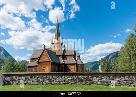 La Lom doga chiesa (Lom stavkyrkje) con cimitero foreground, Lom, Norvegia Foto Stock