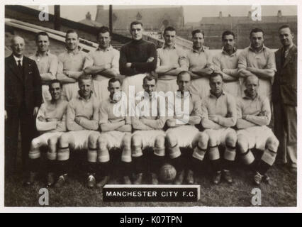 Manchester City FC football team 1934-1935. Bancata posteriore: Chorlton (Trainer), Dale, Busby (Capitano), Cowan, Swift, Donnelly, Bray, Percival Barkas, Barnet (assistente formatore). Bancata anteriore: Dellow, Marshall, Toseland, allevamento, Heale, Tilson, Brook. Data: 1934-1935 Foto Stock