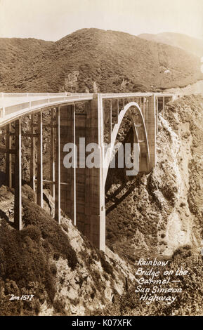 Rainbow Bridge (Mill Creek Bridge, Bixby Creek Bridge), un singolo arco alto ponte inaugurato nel novembre 1932 sul Carmelo - San Simeon autostrada, Big Sur, Monterey County, California, Stati Uniti d'America. Data: circa 1935 Foto Stock