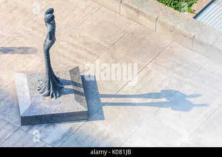 Scultura astratta getta un' ombra a Columbus circle, Manhattan Foto Stock